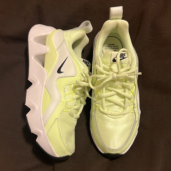 Nike RYZ 365 Barely Volt - Picture 3 of 6